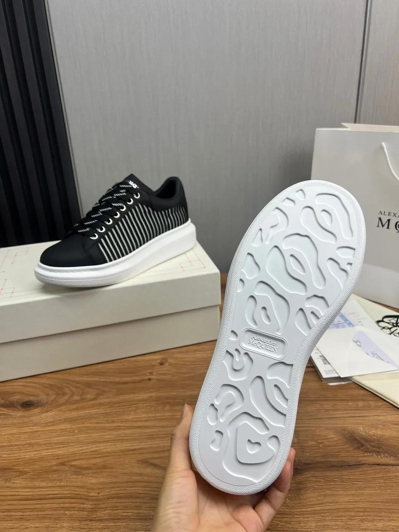 Alexander McQueen 超大号黑白条纹厚底运动鞋 9