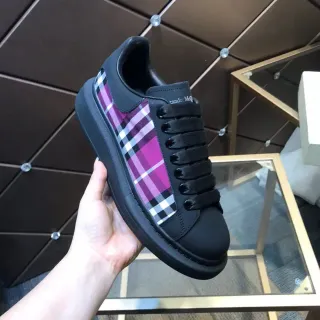 Alexander McQueen ओवरसाइज्ड स्नीकर काली मैजेंटा प्लेड लाइफस्टाइल स्नीकरज़
