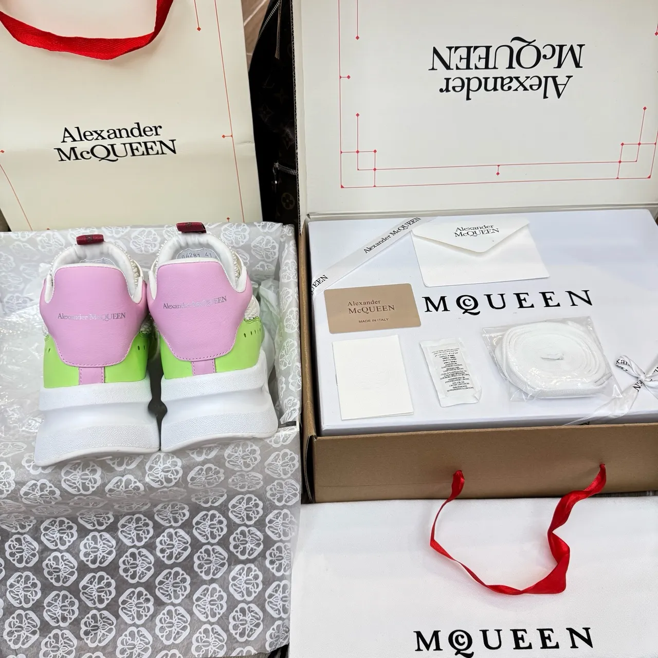 Alexander McQueen Tênis Oversized Verde Lima Rosa Branco Tênis Chunky 2