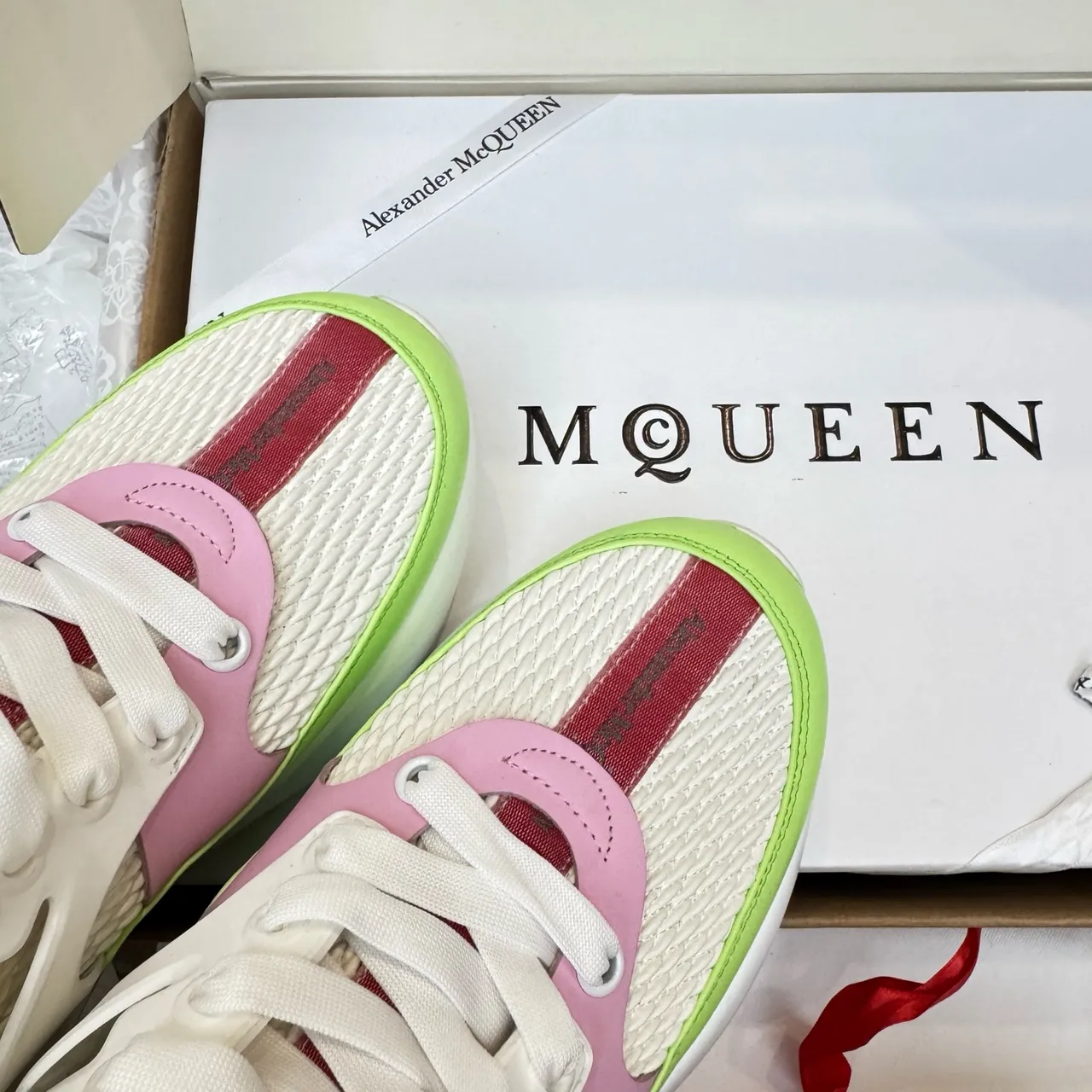 Alexander McQueen Tênis Oversized Verde Lima Rosa Branco Tênis Chunky 3