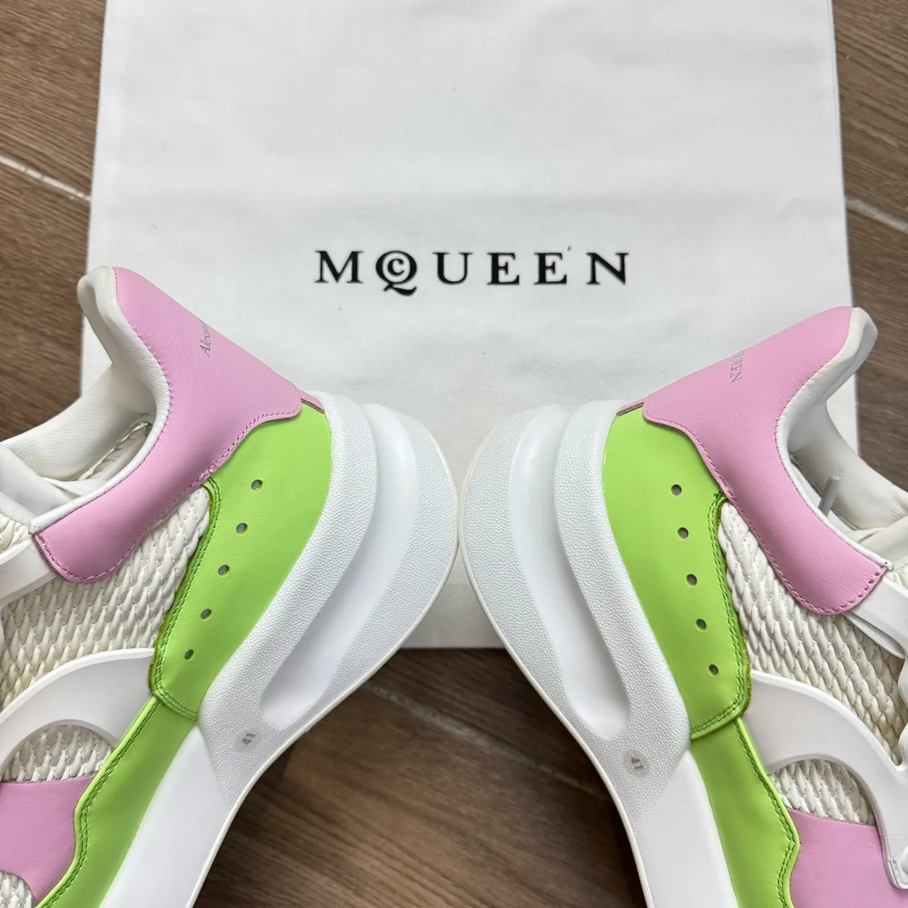 Alexander McQueen Tênis Oversized Verde Lima Rosa Branco Tênis Chunky 4