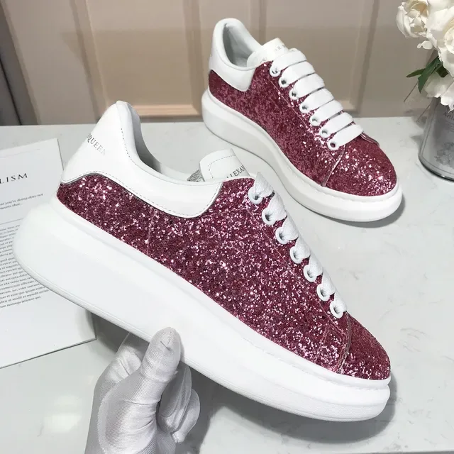 Alexander McQueen ओवरसाइज्ड स्नीकर गुलाबी चमकदार सफेद जीवनशैली स्नीकर 2