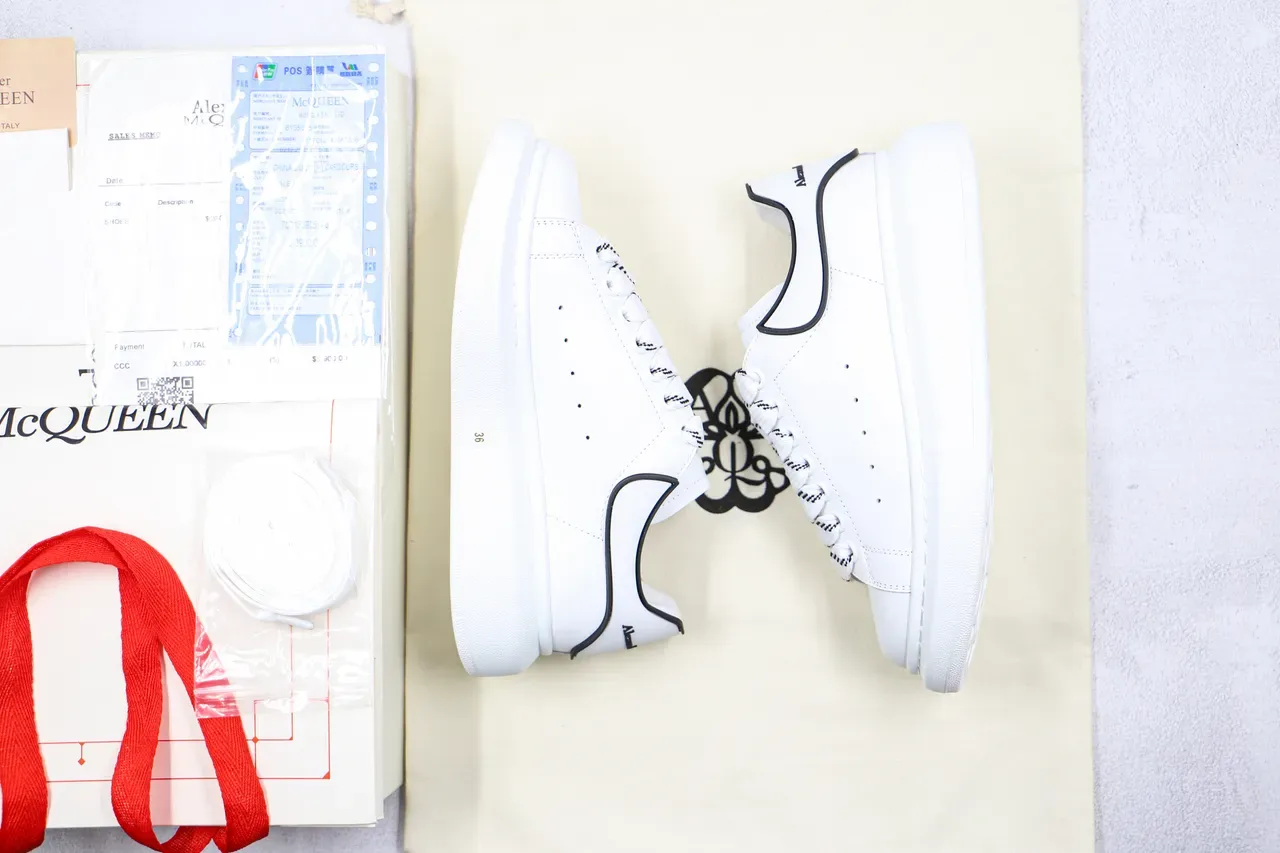 Alexander McQueen Tênis Oversized Branco Preto Sola de Plataforma Minimal Perfurado Vamp Lifestyle 3