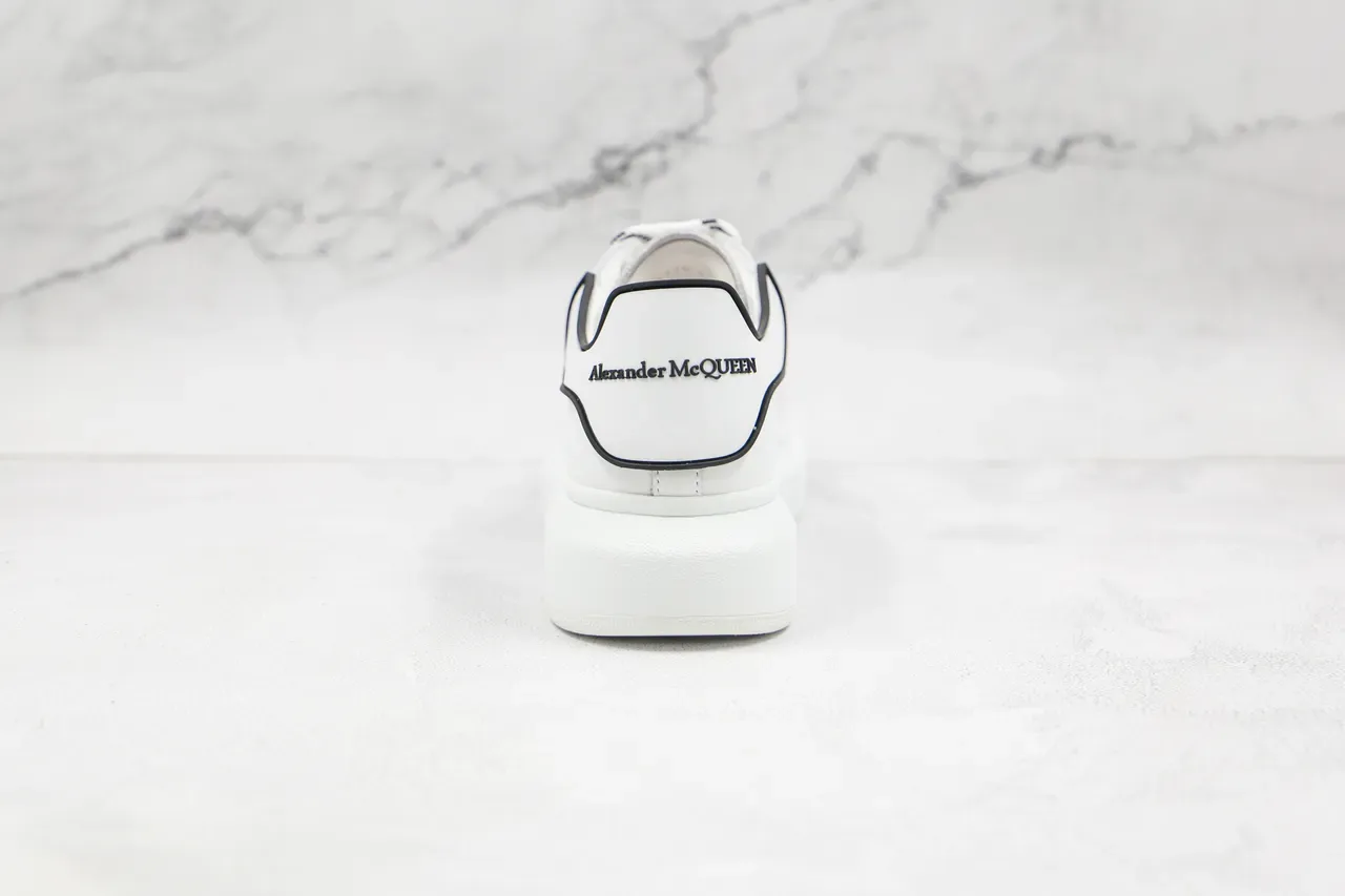 Alexander McQueen Tênis Oversized Branco Preto Sola de Plataforma Minimal Perfurado Vamp Lifestyle 4