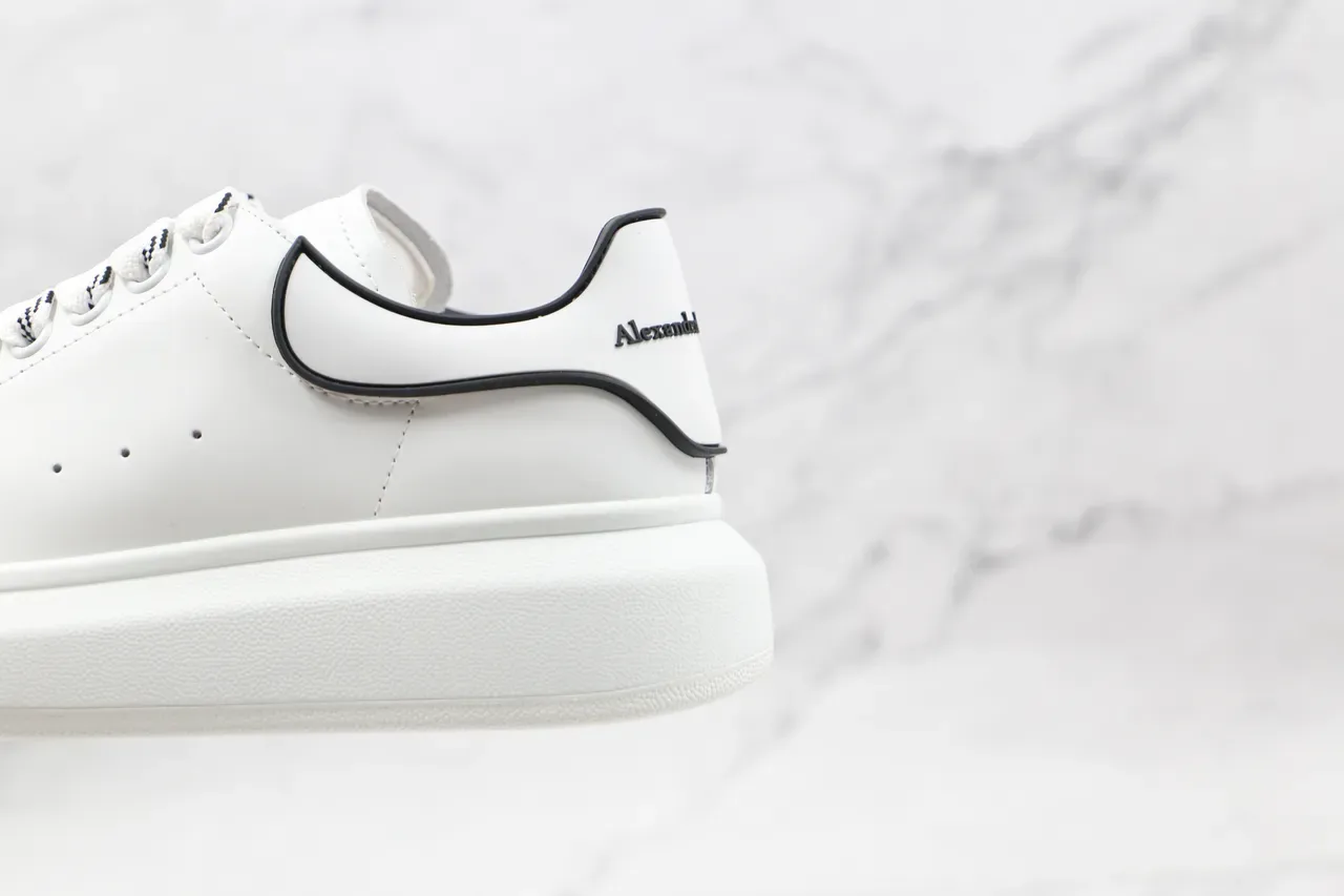Alexander McQueen Tênis Oversized Branco Preto Sola de Plataforma Minimal Perfurado Vamp Lifestyle 6
