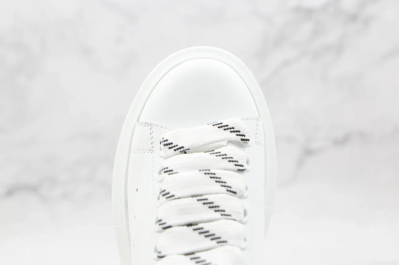 Alexander McQueen Tênis Oversized Branco Preto Sola de Plataforma Minimal Perfurado Vamp Lifestyle 7