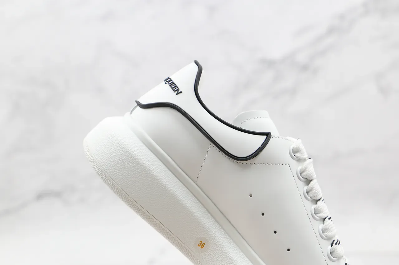 Alexander McQueen Tênis Oversized Branco Preto Sola de Plataforma Minimal Perfurado Vamp Lifestyle 8