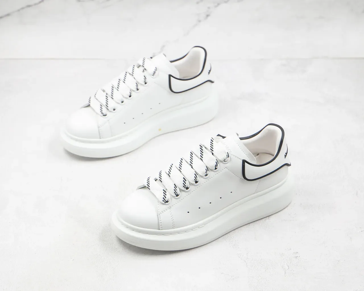Alexander McQueen Tênis Oversized Branco Preto Sola de Plataforma Minimal Perfurado Vamp Lifestyle 9