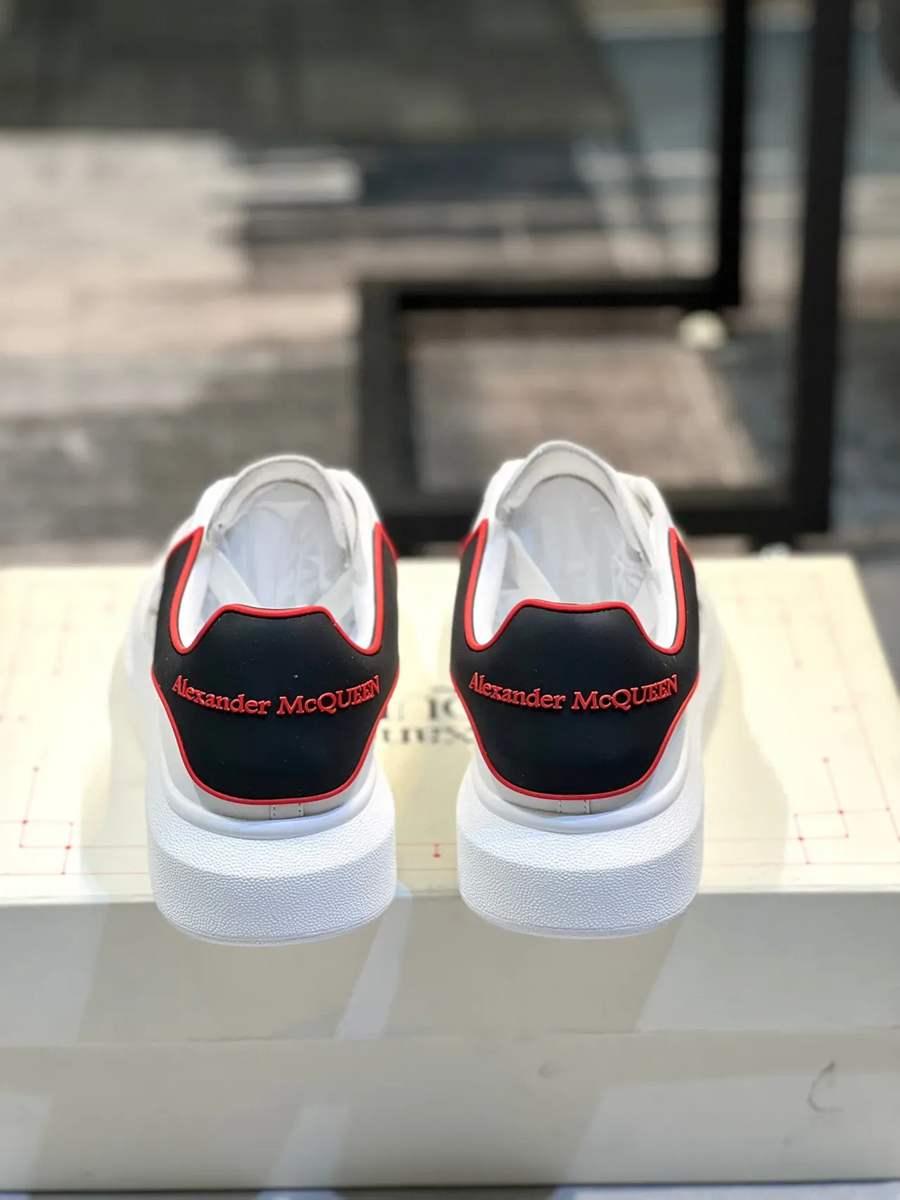 Alexander McQueen Oversized 白黑红生活方式运动鞋 2