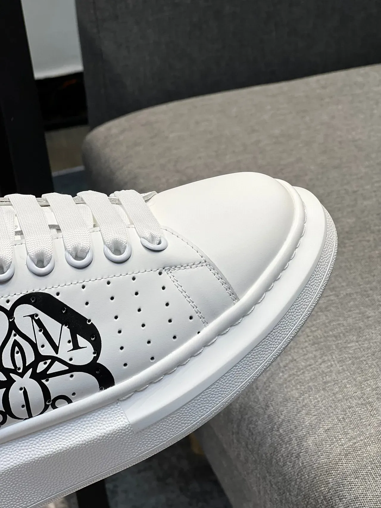 Alexander McQueen Oversized 白黑红生活方式运动鞋 3