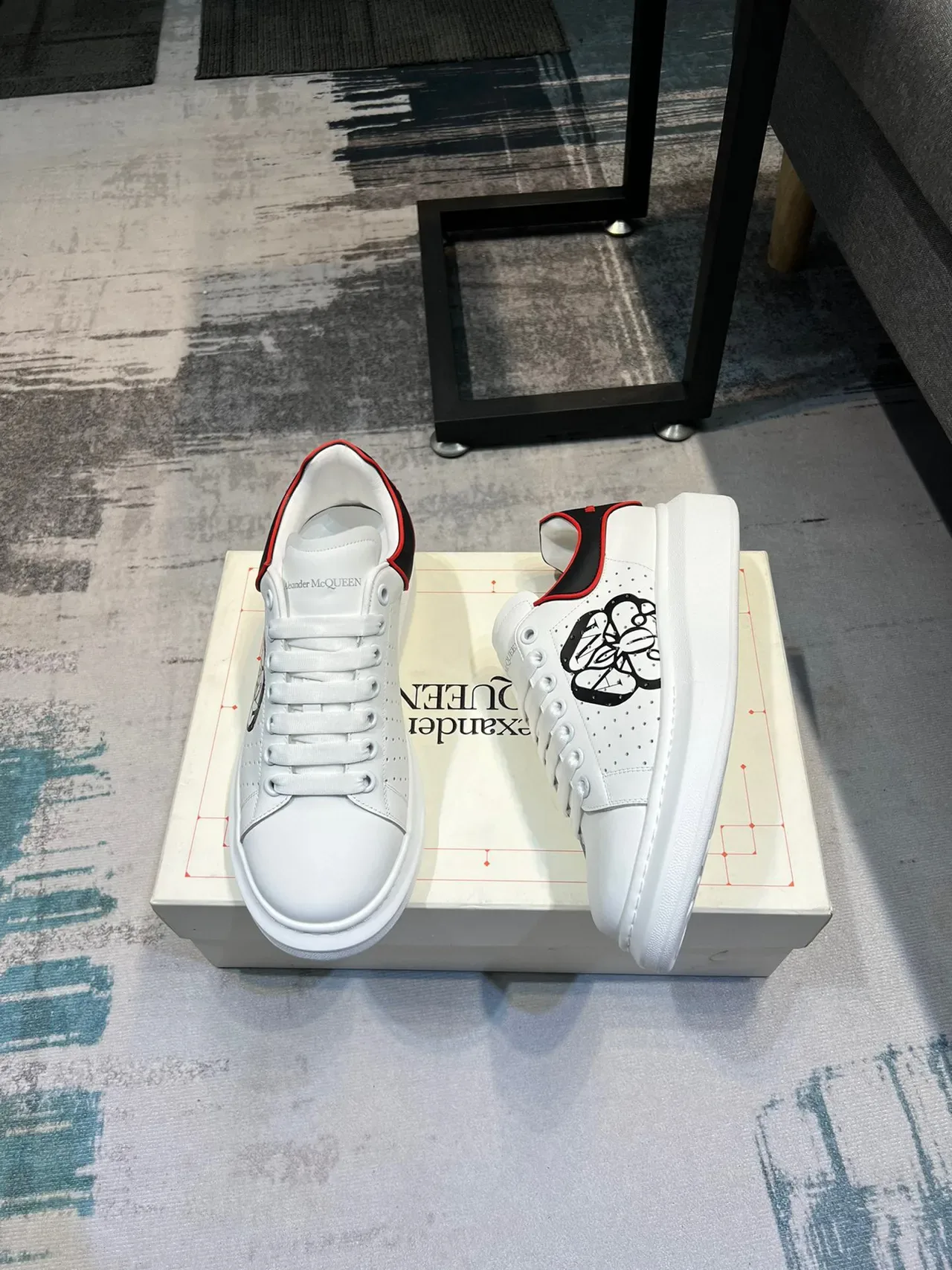 Alexander McQueen Oversized 白黑红生活方式运动鞋 4