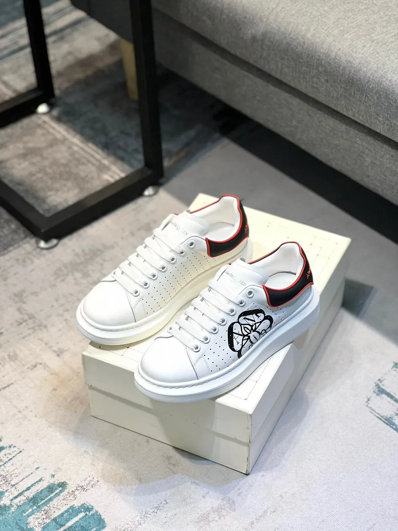 Alexander McQueen Oversized 白黑红生活方式运动鞋 5
