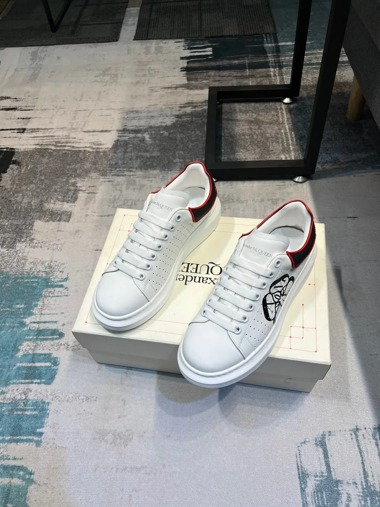 Alexander McQueen Oversized 白黑红生活方式运动鞋 6