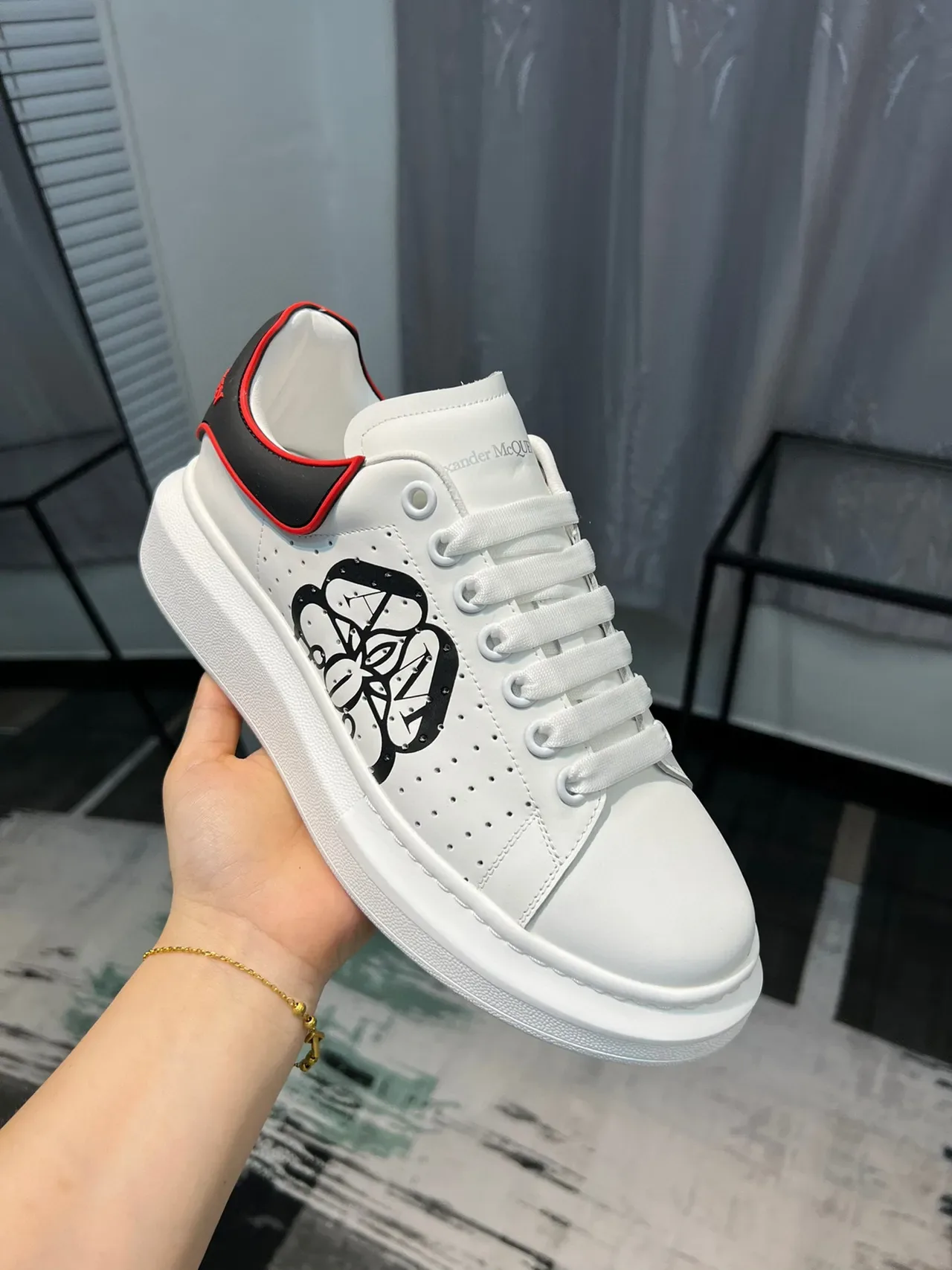 Alexander McQueen Oversized 白黑红生活方式运动鞋 7