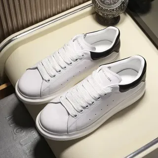Alexander McQueen ओवरसाइज्ड स्नीकर व्हाइट ब्लैक सिल्हूट प्लेटफॉर्म सोल लाइफस्टाइल स्नीकर