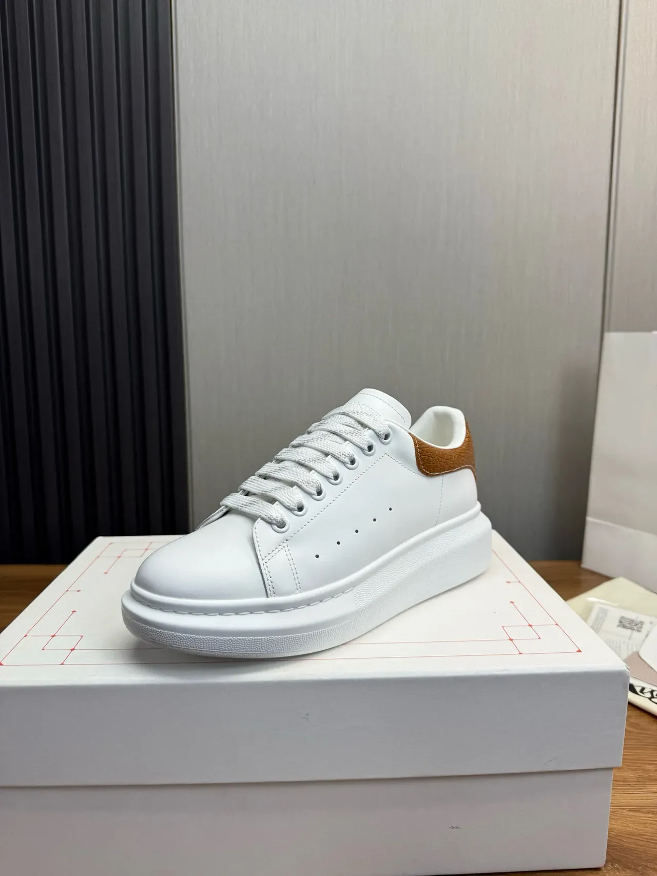 Alexander McQueen 超大号运动鞋 白色棕色 平台鞋底 裂纹纹理皮革 鞋跟标签 生活方式运动鞋 2