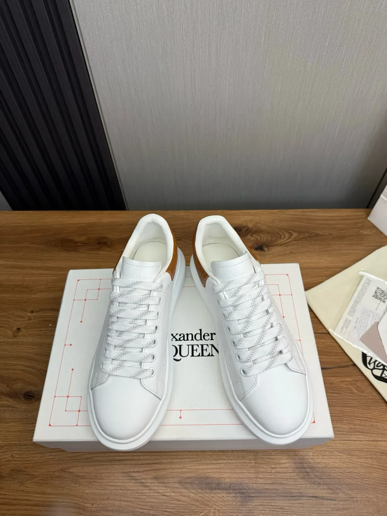 Alexander McQueen 超大号运动鞋 白色棕色 平台鞋底 裂纹纹理皮革 鞋跟标签 生活方式运动鞋 3