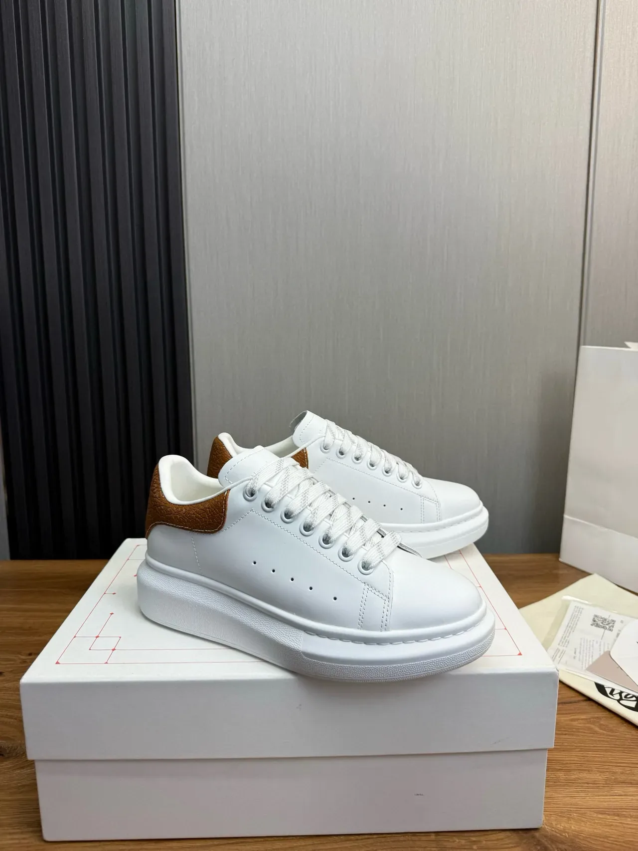 Alexander McQueen 超大号运动鞋 白色棕色 平台鞋底 裂纹纹理皮革 鞋跟标签 生活方式运动鞋 4