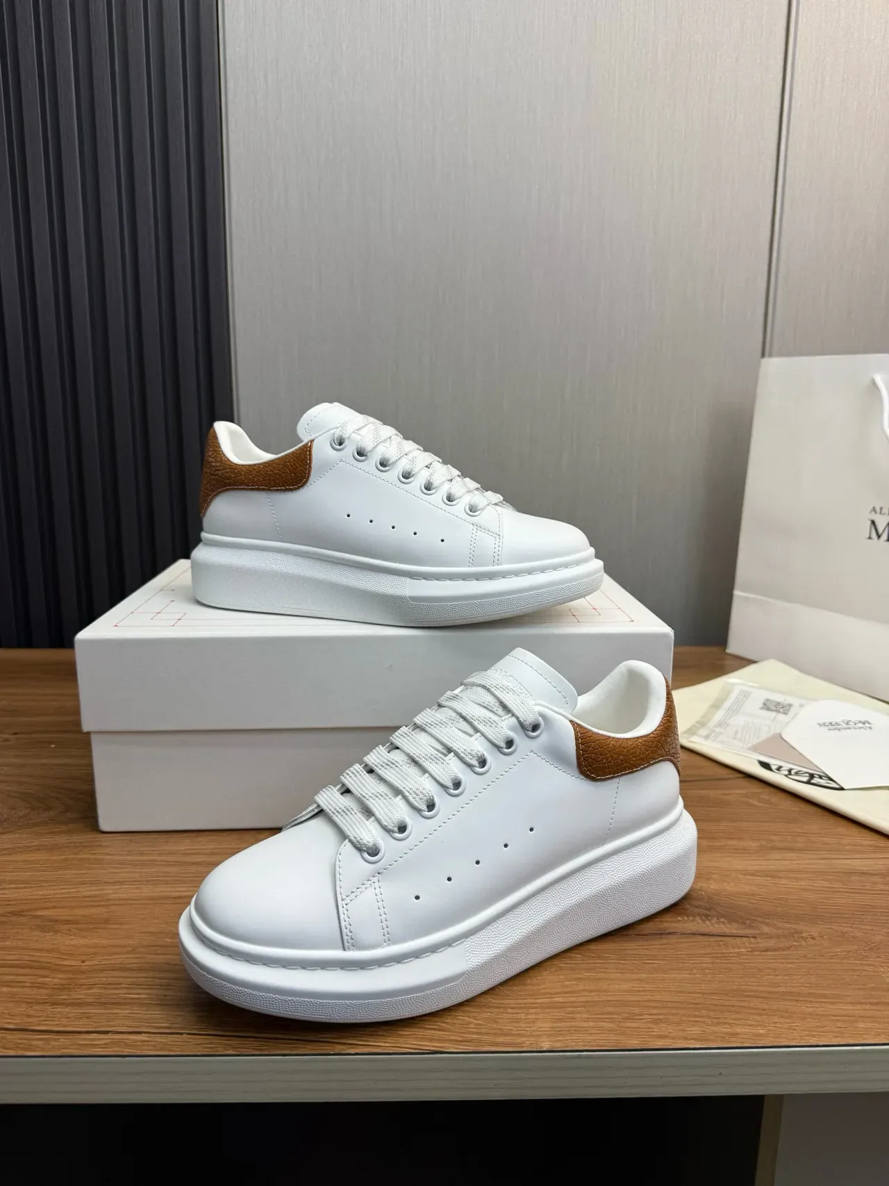 Alexander McQueen 超大号运动鞋 白色棕色 平台鞋底 裂纹纹理皮革 鞋跟标签 生活方式运动鞋 5