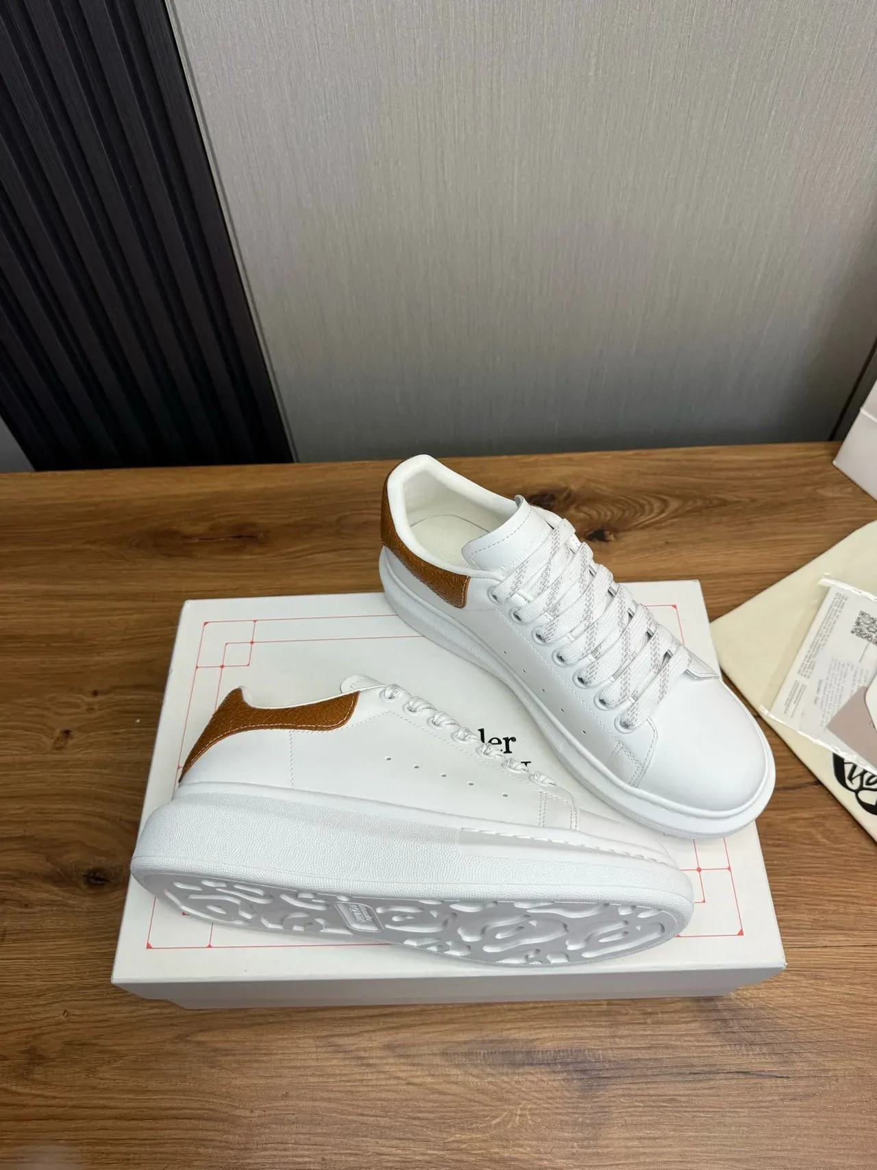 Alexander McQueen 超大号运动鞋 白色棕色 平台鞋底 裂纹纹理皮革 鞋跟标签 生活方式运动鞋 6