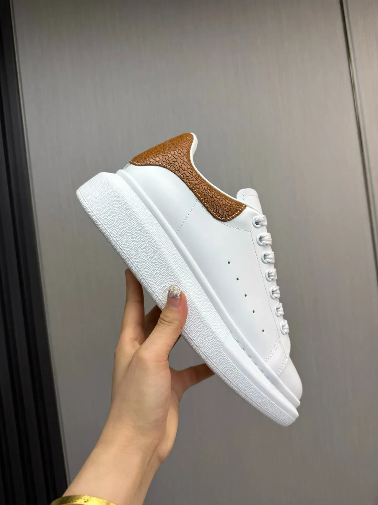 Alexander McQueen 超大号运动鞋 白色棕色 平台鞋底 裂纹纹理皮革 鞋跟标签 生活方式运动鞋 7
