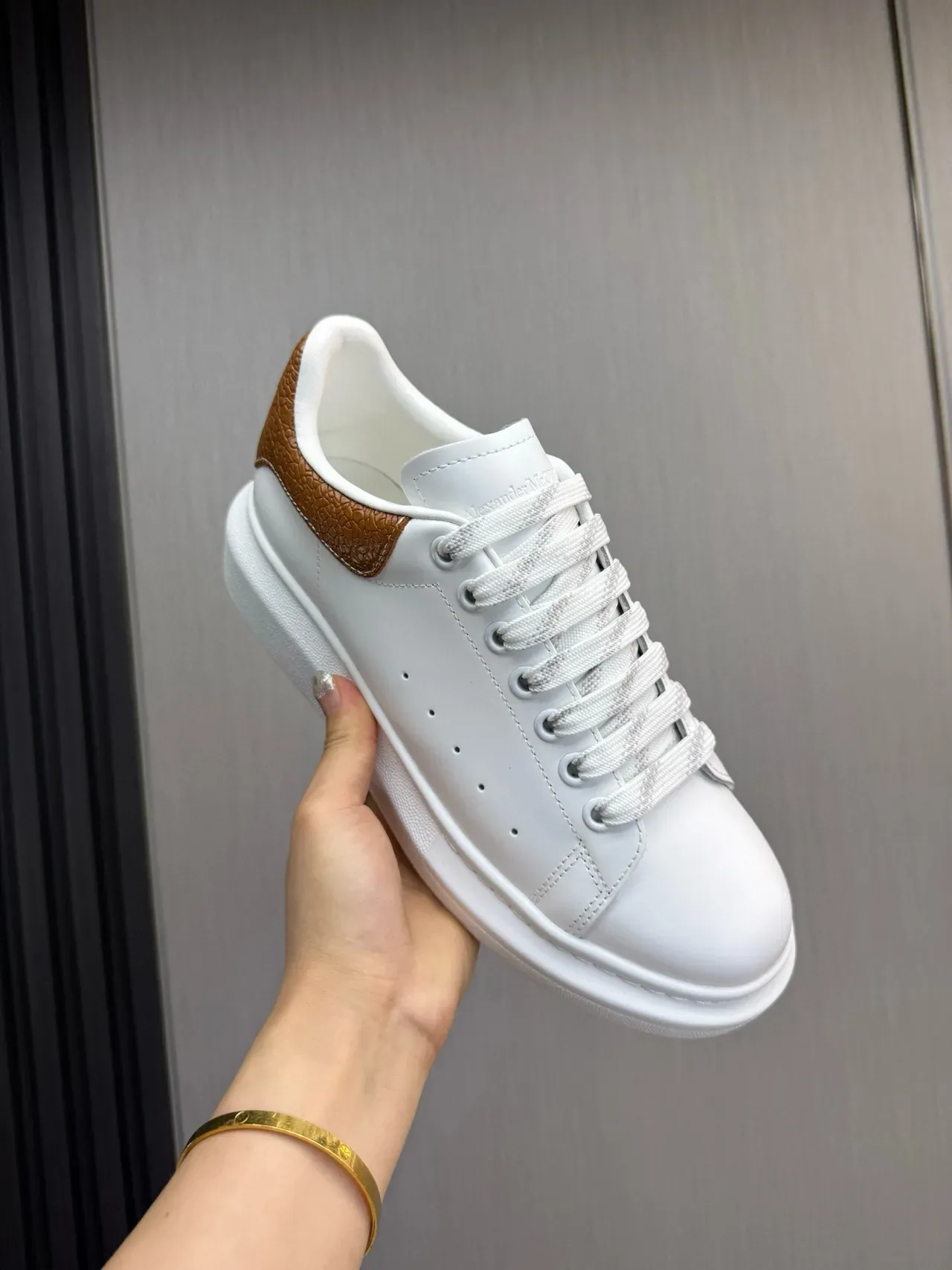 Alexander McQueen 超大号运动鞋 白色棕色 平台鞋底 裂纹纹理皮革 鞋跟标签 生活方式运动鞋 8