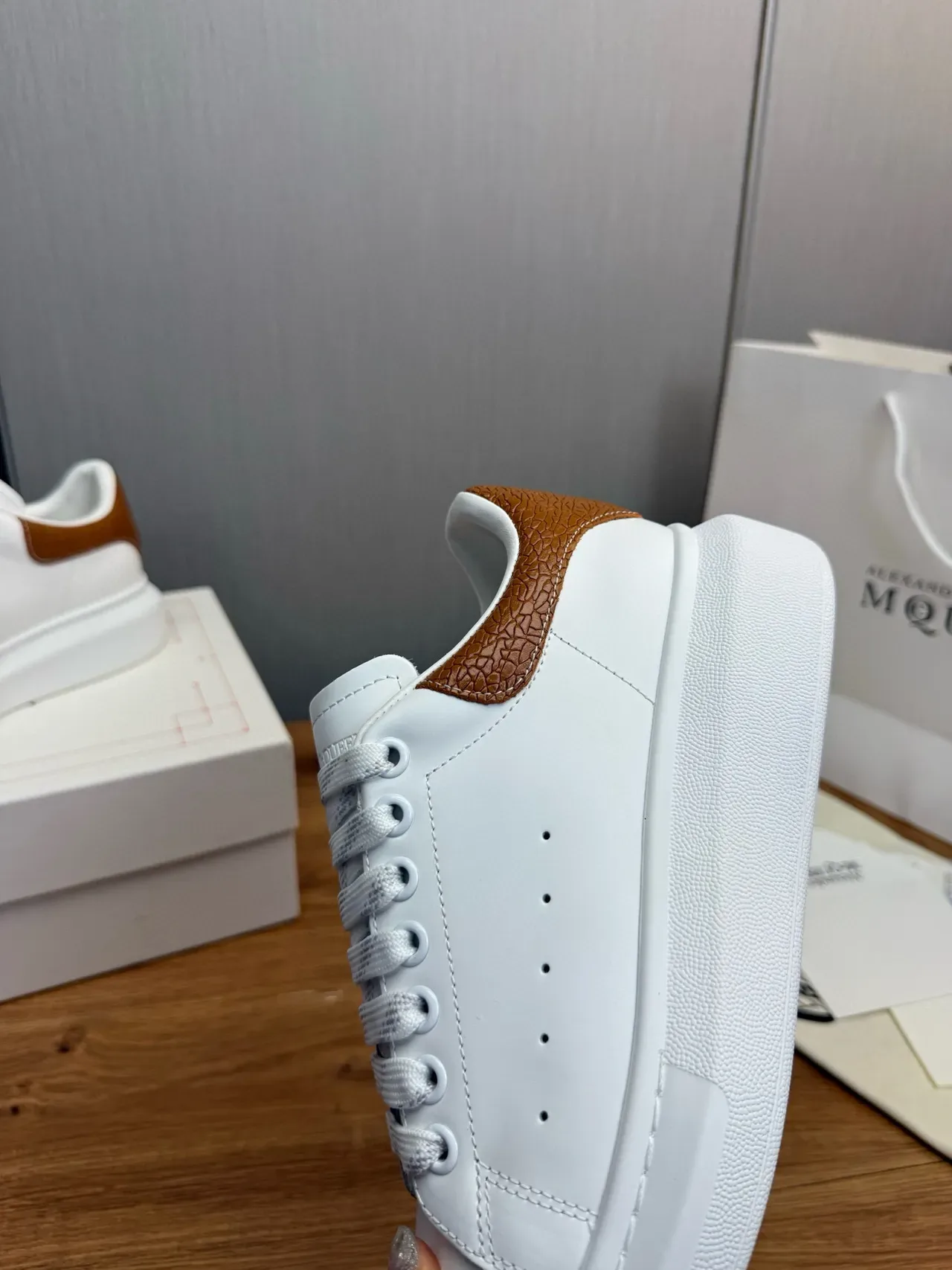Alexander McQueen 超大号运动鞋 白色棕色 平台鞋底 裂纹纹理皮革 鞋跟标签 生活方式运动鞋 9
