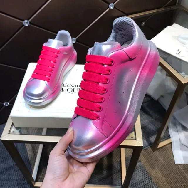 Alexander McQueen 粉红色渐变金属鞋面 超大平台鞋底 生活方式运动鞋 3