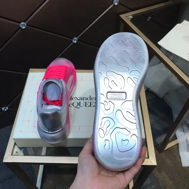 Alexander McQueen 粉红色渐变金属鞋面 超大平台鞋底 生活方式运动鞋 4