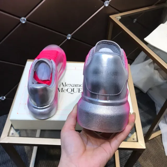 Alexander McQueen 粉红色渐变金属鞋面 超大平台鞋底 生活方式运动鞋 6