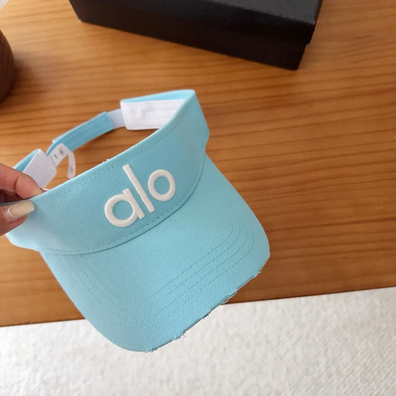 Alo 蓝白配色刺绣Logo轻质面料棒球帽 5