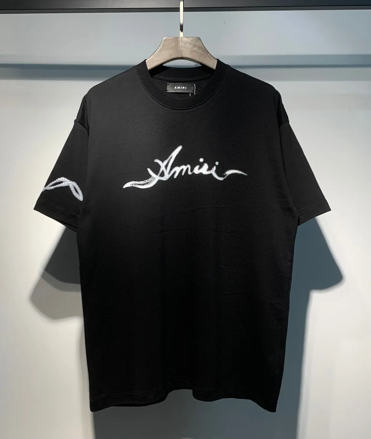 Camiseta Amiri con estampado de mano adornada con cristales 2