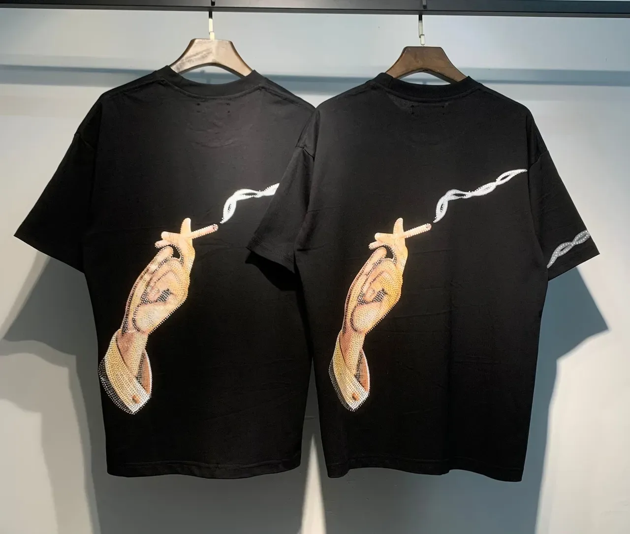 Camiseta Amiri con estampado de mano adornada con cristales 4