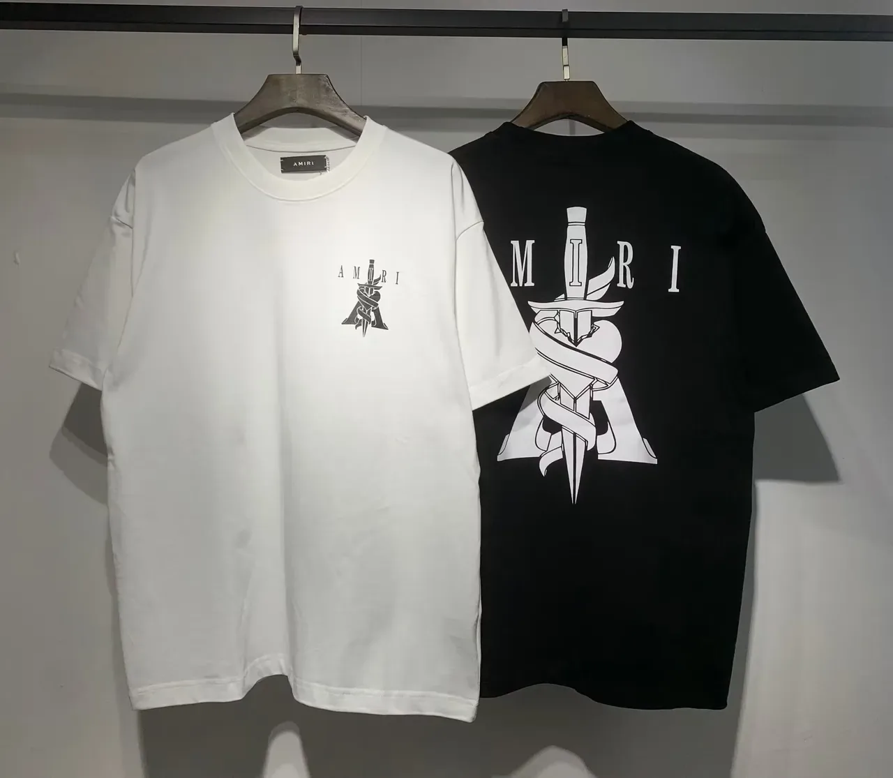 Camiseta gráfica Amiri de espada y cinta 8