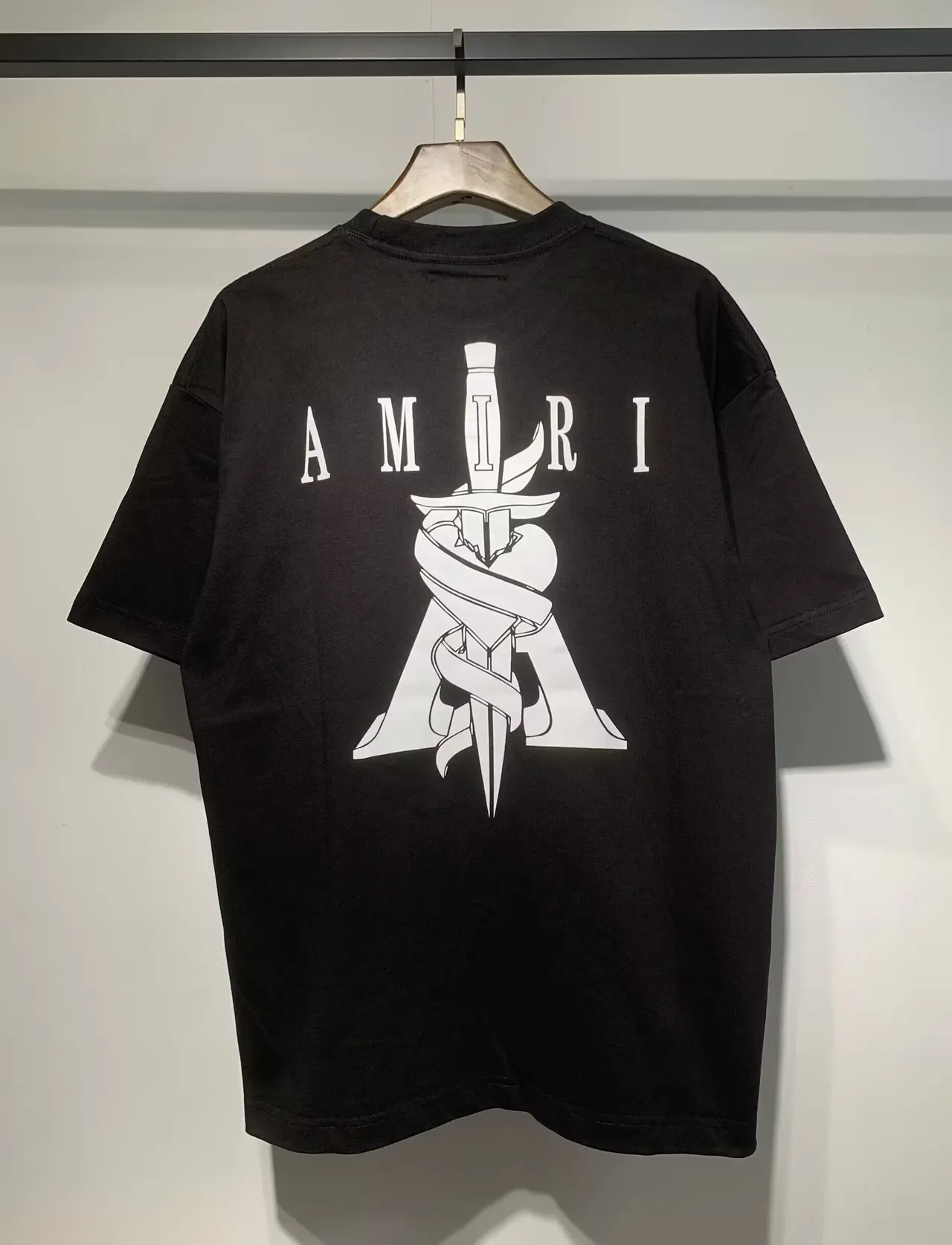 Camiseta gráfica Amiri de espada y cinta 9