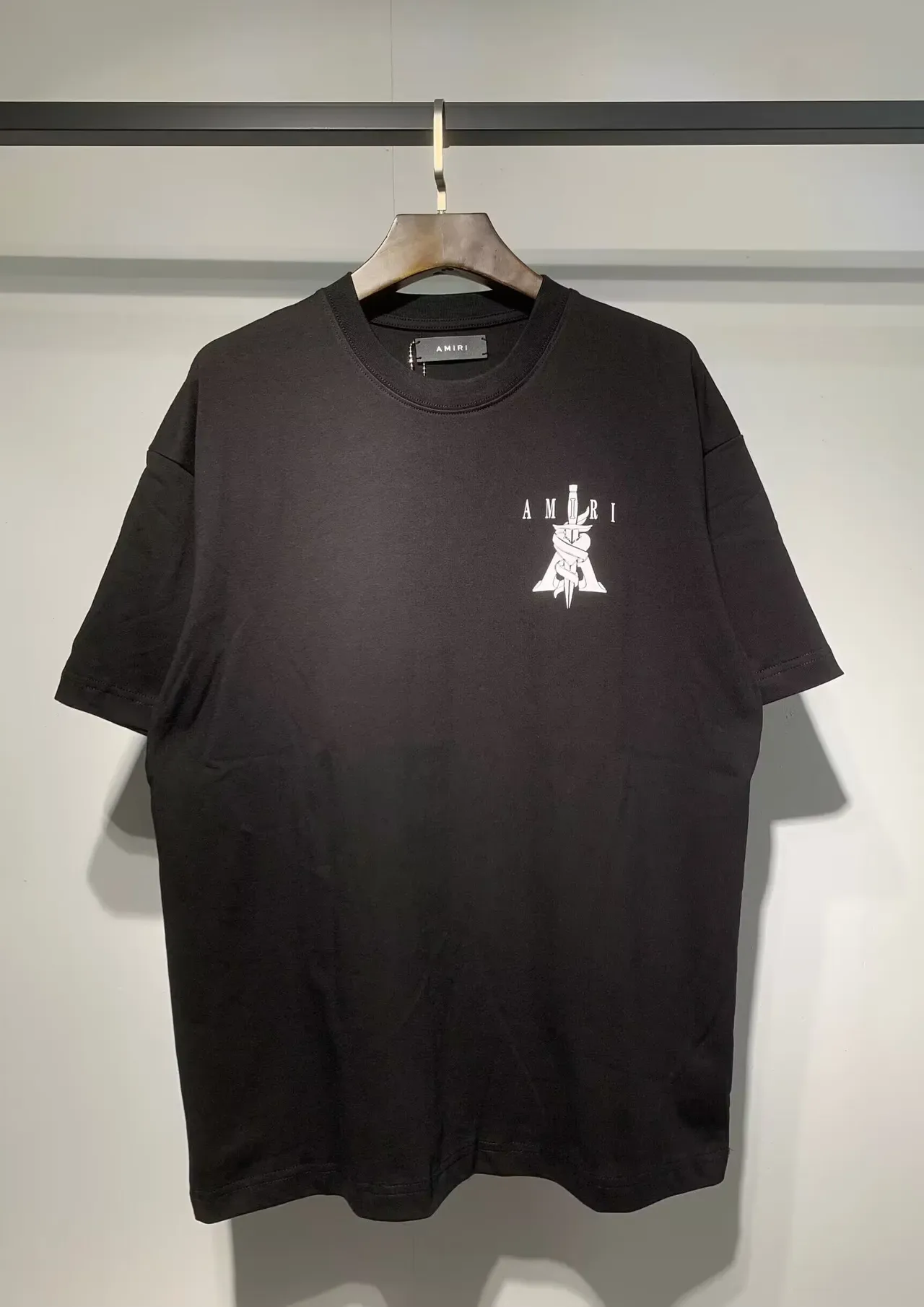 Camiseta gráfica Amiri de espada y cinta 10