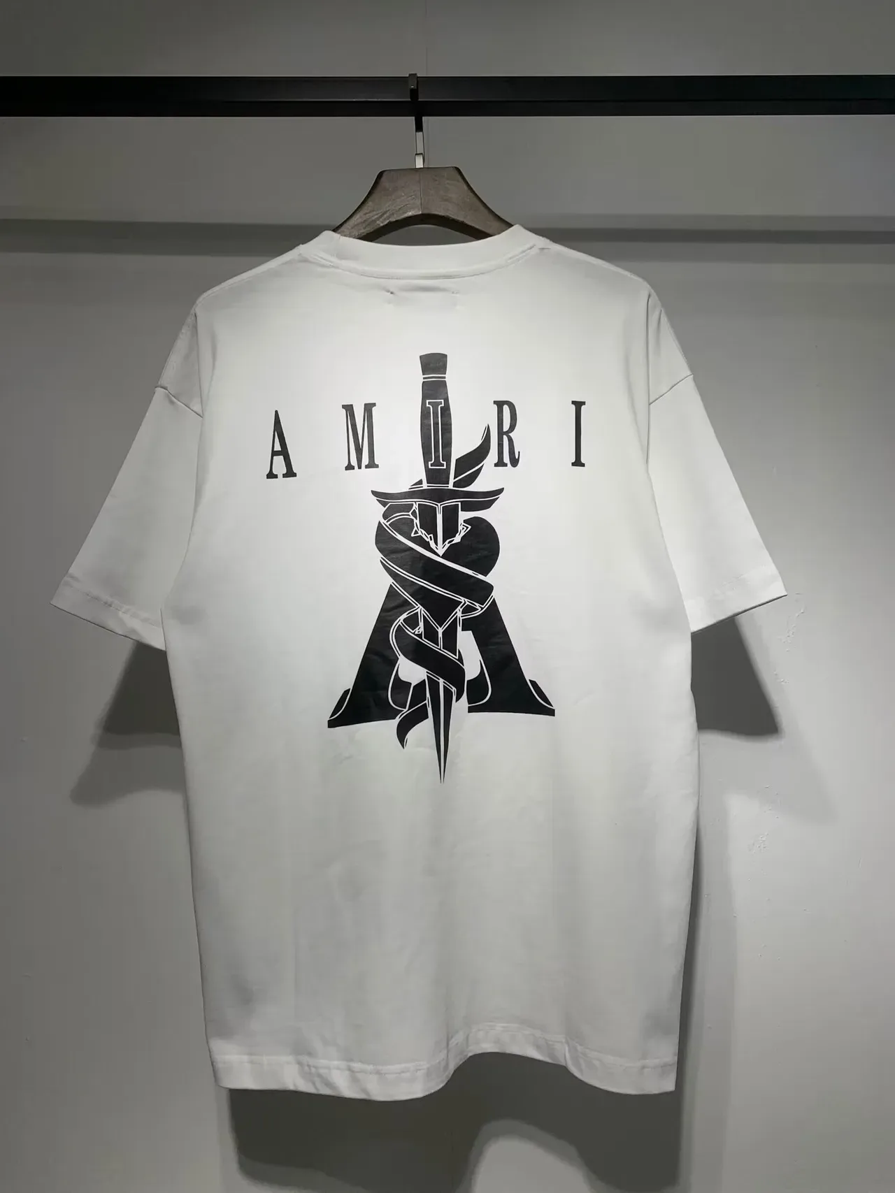 Camiseta gráfica Amiri de espada y cinta 11
