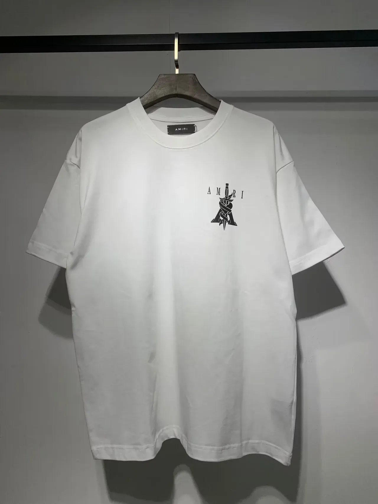 Camiseta gráfica Amiri de espada y cinta 12