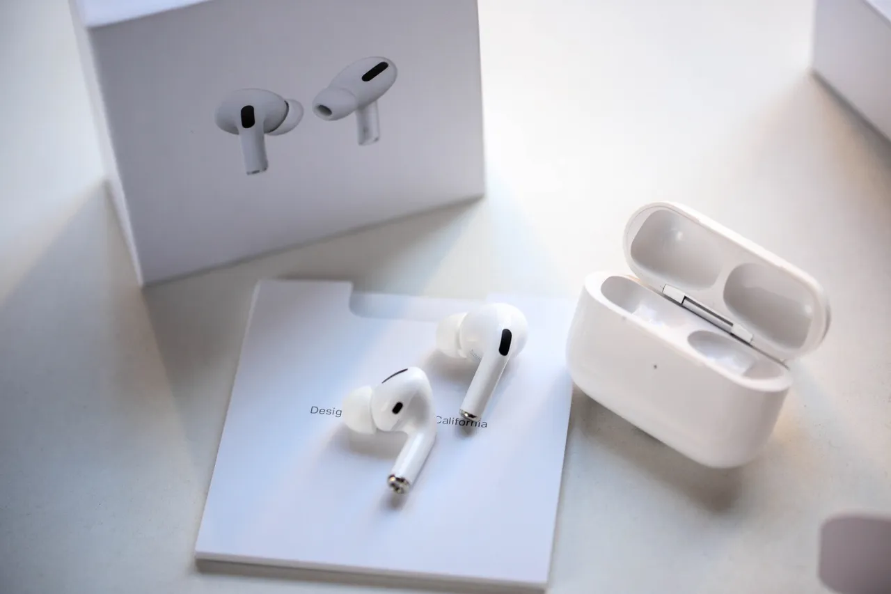 Apple AirPods Pro সাদা স্টেমলেস চকচকে TWS ইয়ারবাডস 14