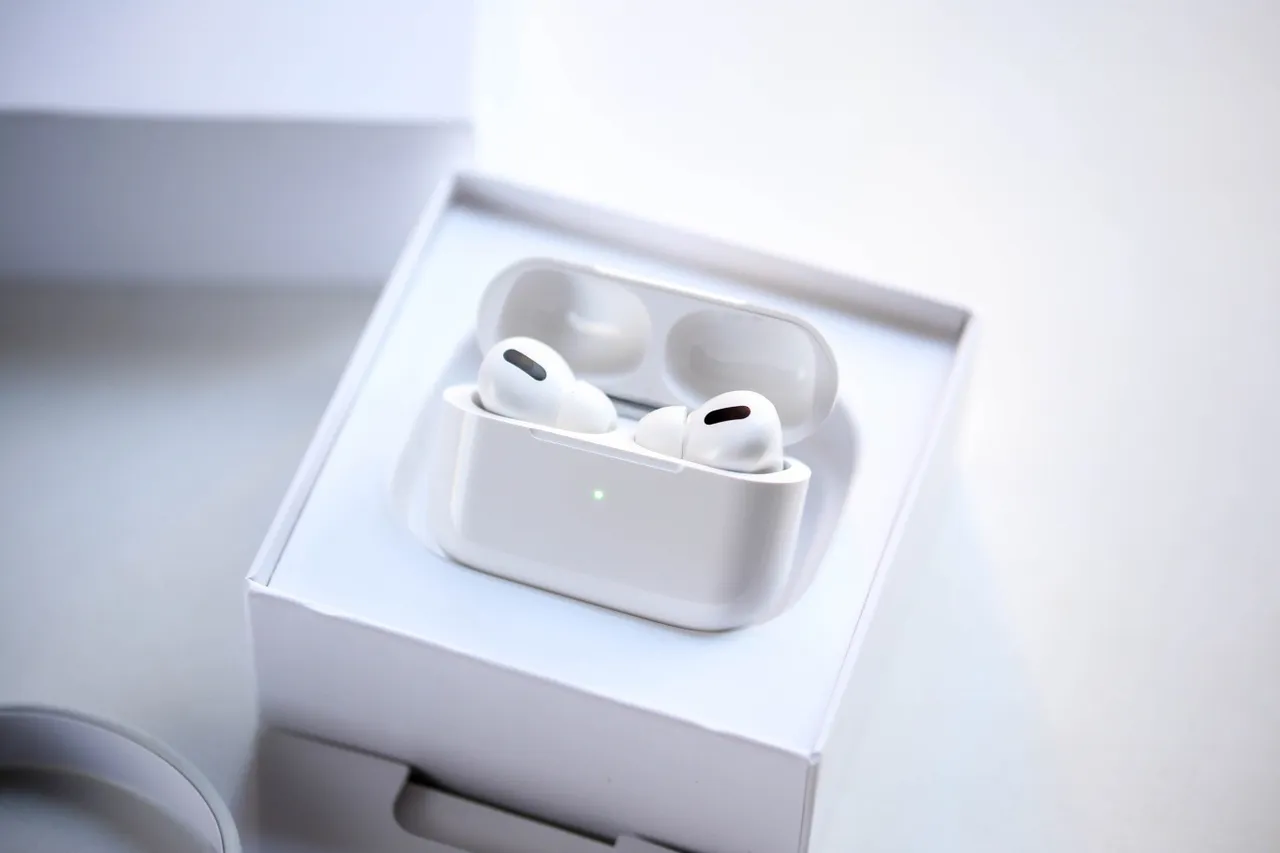 Apple AirPods Pro সাদা স্টেমলেস চকচকে TWS ইয়ারবাডস 16