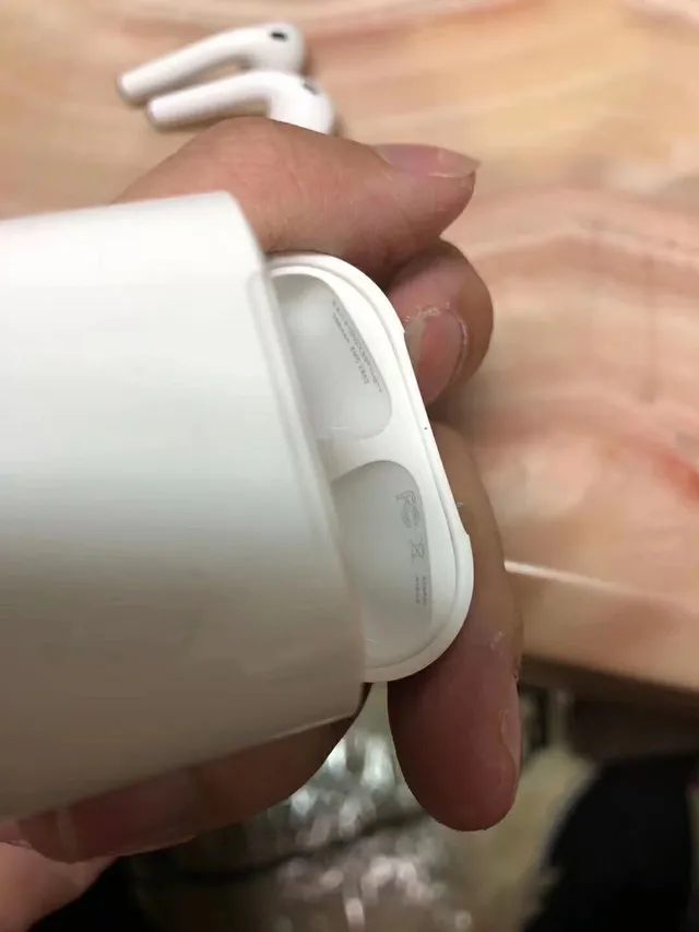 Apple 白色紧凑茎式光泽塑料盒TWS耳机 6