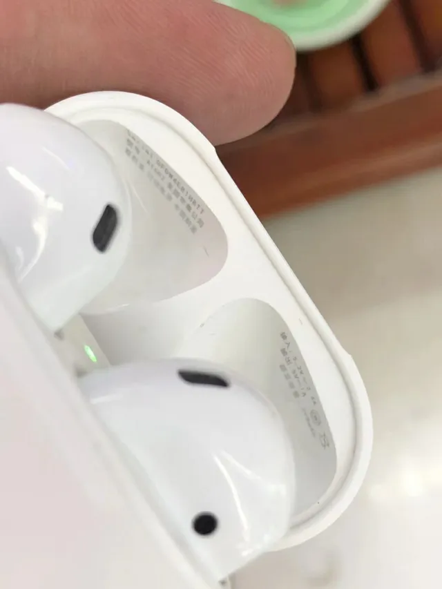 Apple 白色紧凑茎式光泽塑料盒TWS耳机 8