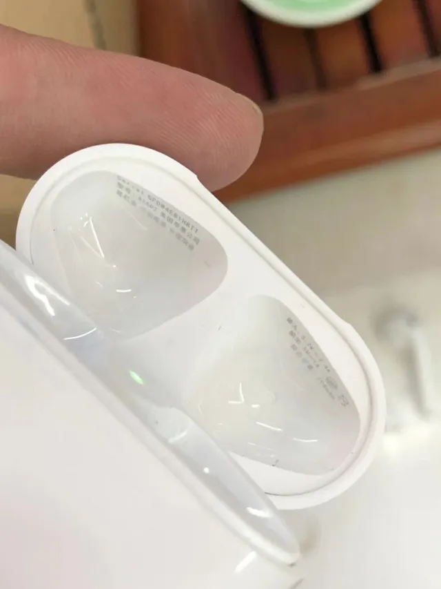 Apple 白色紧凑茎式光泽塑料盒TWS耳机 9