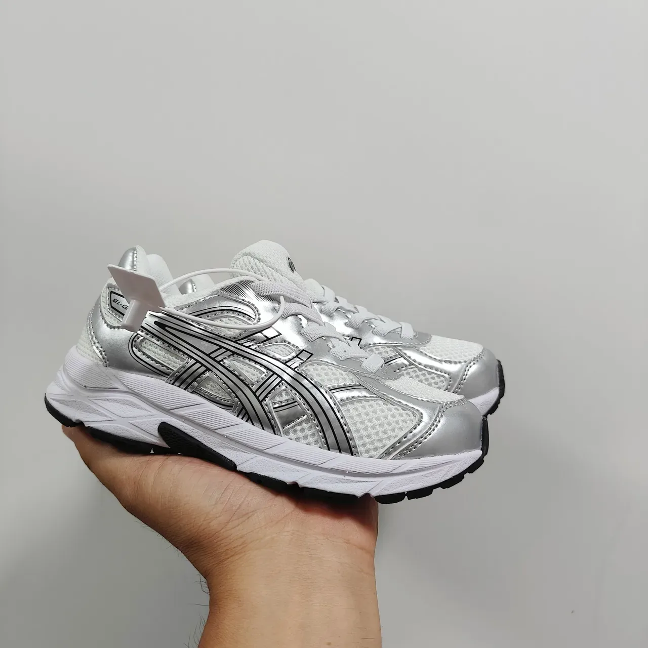 ASICS 黑色蓝色低帮网面和合成鞋面生活方式运动鞋 18