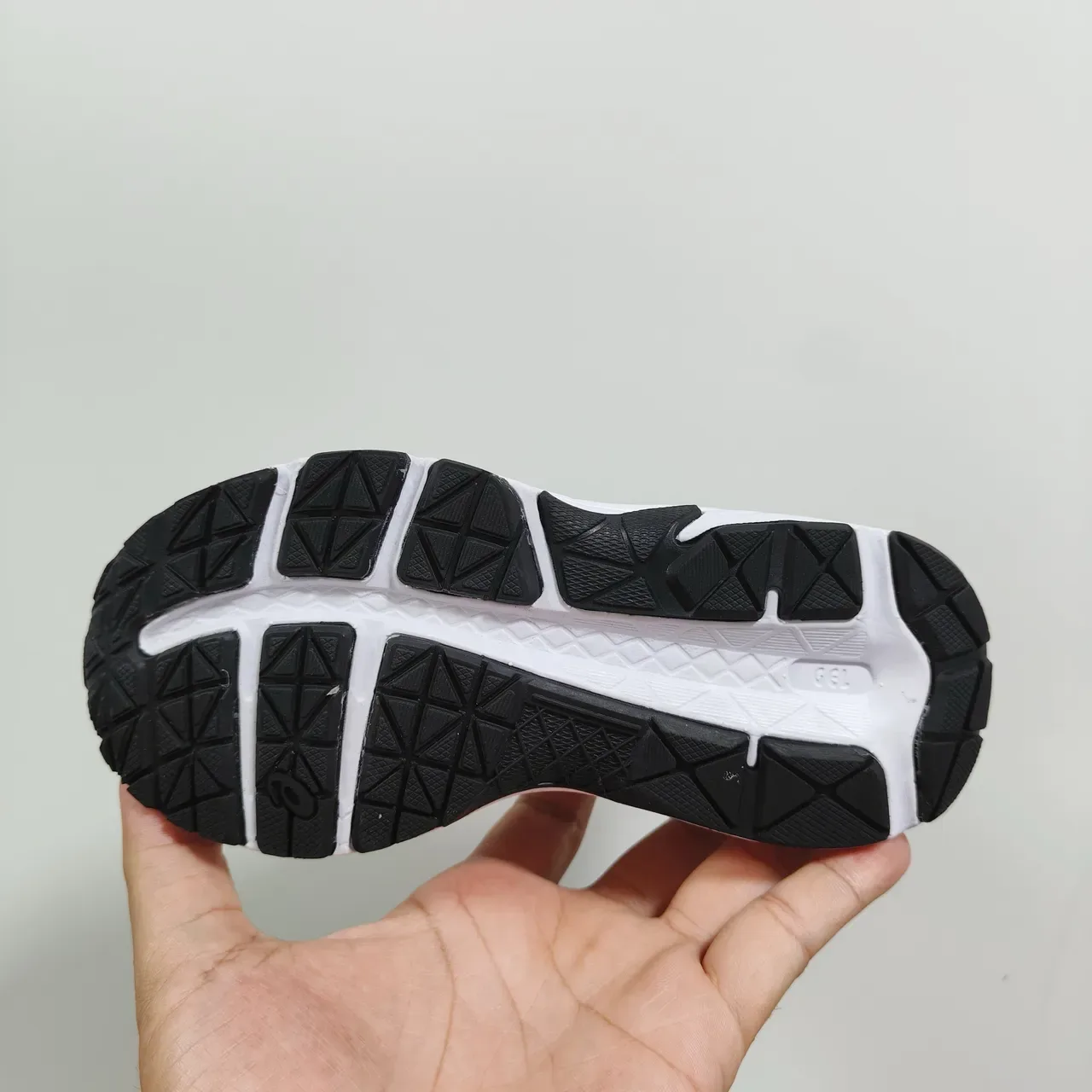 ASICS 黑色蓝色低帮网面和合成鞋面生活方式运动鞋 21