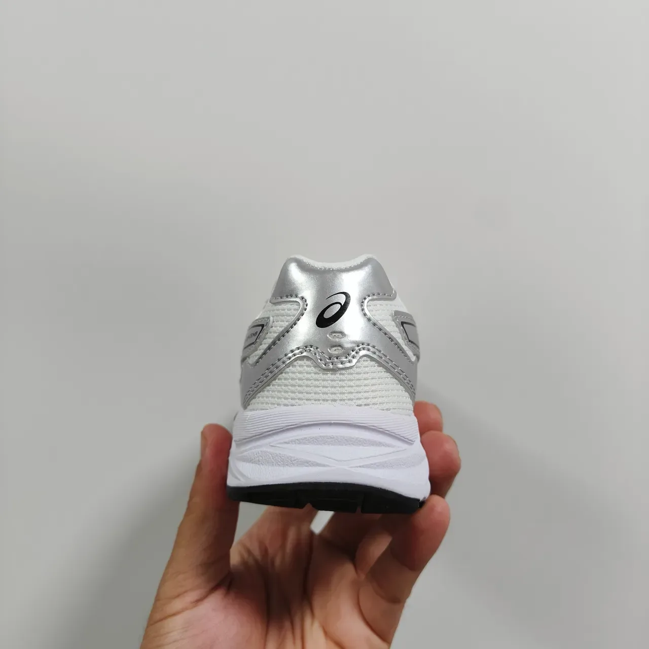 ASICS 黑色蓝色低帮网面和合成鞋面生活方式运动鞋 22