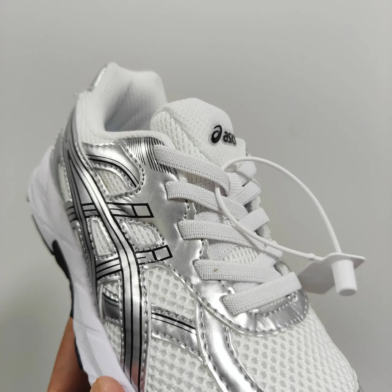 ASICS 黑色蓝色低帮网面和合成鞋面生活方式运动鞋 24
