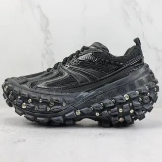ASICS 黑色银色网面和合成鞋面 超大 粗糙鞋底 厚底鞋