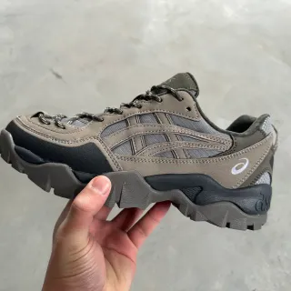 ASICS 灰黑 粗犷越野灵感 网面麂皮混合鞋面 生活方式运动鞋