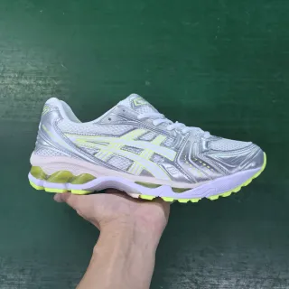 ASICS चाँदी पीली धात्विक ऊपरी बाघ की पट्टियाँ दौड़ने की जूते